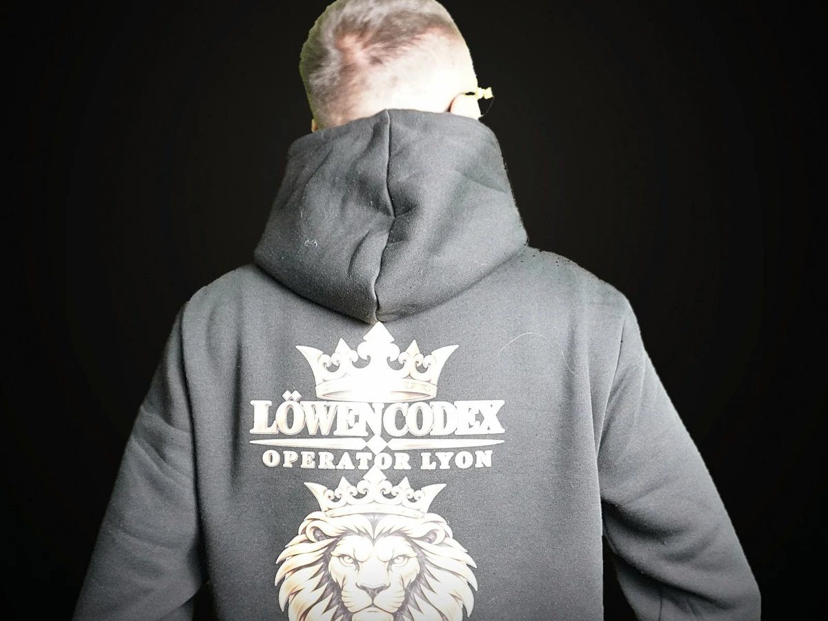 Operator Hoodie in Mattschwarz, Rückenprint Löwen Codex, getragen von Gründer Julien Marschall