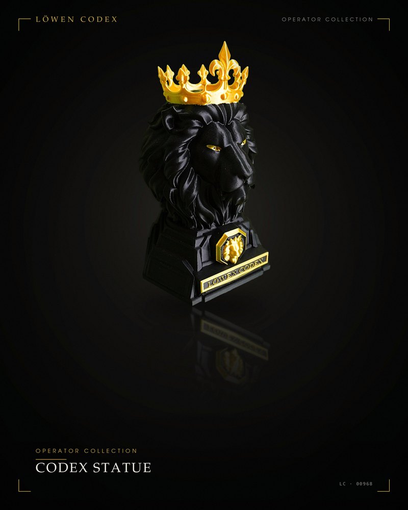 Löwen Codex Statue, schwarzer Löwenkopf mit goldener Krone auf Sockel, Studiofoto