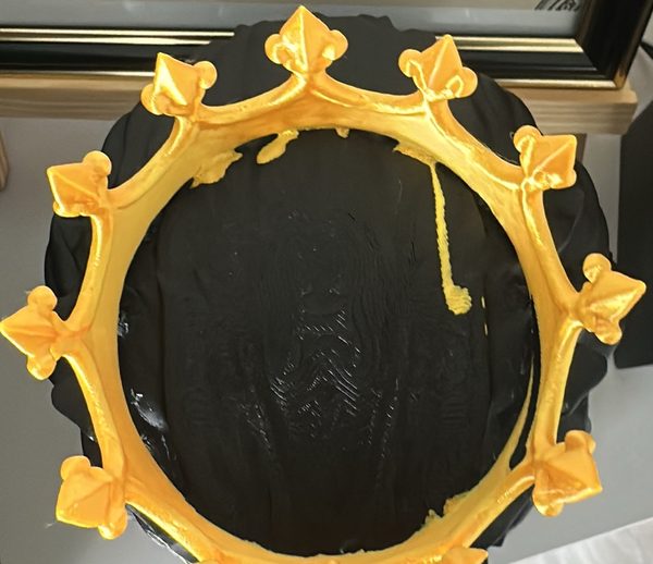 Krone der Genesis-Statue von oben, Farbfehldruck auf der Innenseite sichtbar
